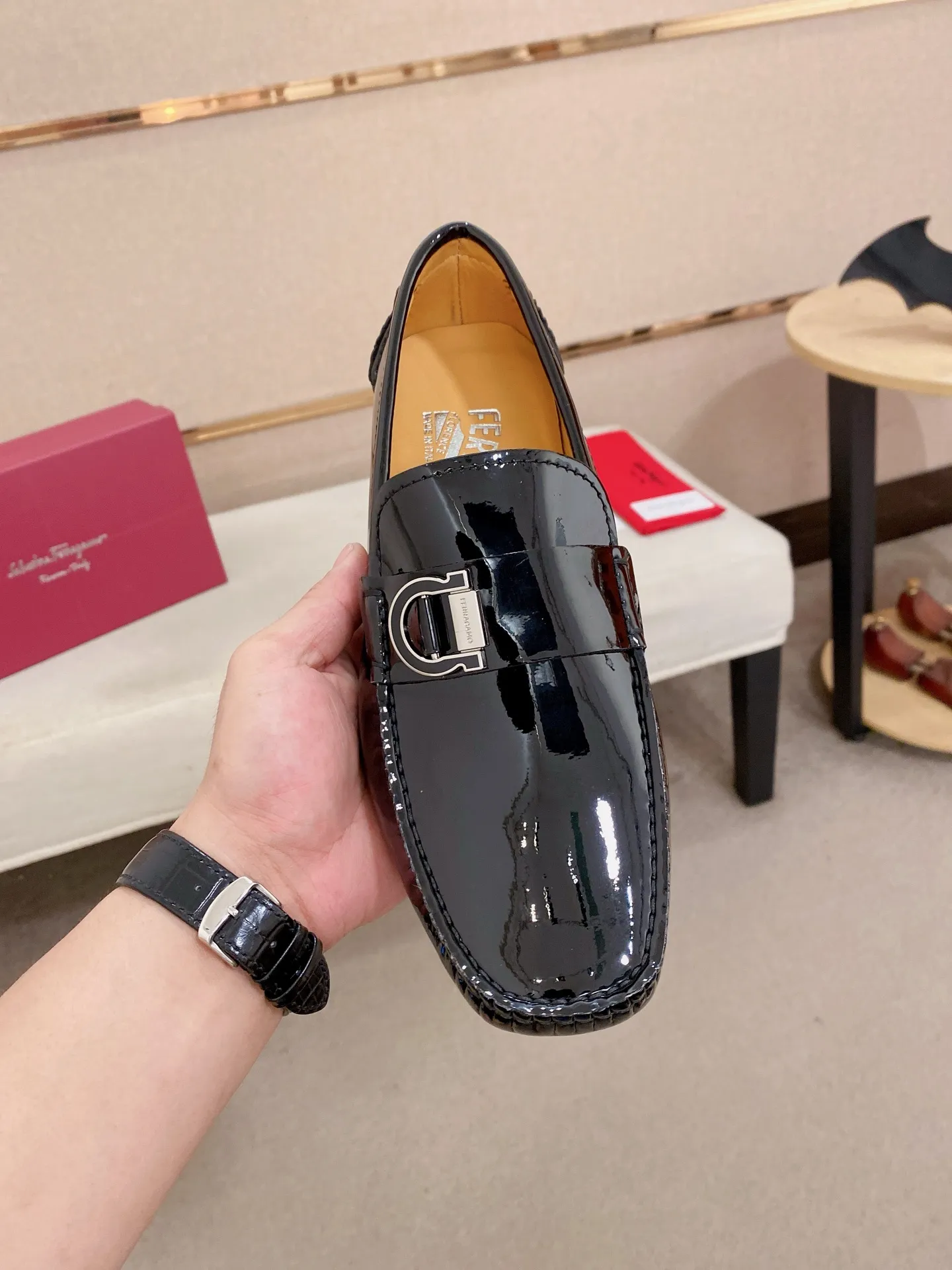 Men's shoes💰: 540💰High-end quality! Ferragamo🆕🆕Exclusive hot-selling products in stock🔥🔥New products on the shelves, high-quality Ferragamo men's pea shoes, high-end casual driving shoes, with complete packaging! 💪 💪 Material: imported first-layer cowhide 🐂 + imported high-quality water-dyed cowhide lining + wear-resistant outsole 👍🏻👍🏻 Features: high-end and comfortable, purely handmade 🚀 🚀 Create the perfect shoe that suits you best 🔥 🔥 Size: (38-44) 45 standard size can be customized!